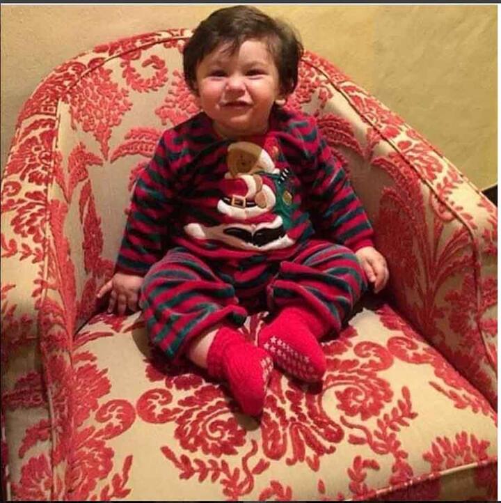 नए साल की सुबह तैमूर की ये तस्वीरें देखने को मिली. इसमें तैमूर इतने क्यूट नज़र आ रहे हैं कि ये तस्वीर वायरल हो गई है.