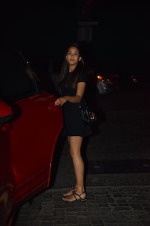 नए साल में आईं मीरा की ये ताज़ा Hot तस्वीरें, साथ दिख रहे शख्स ने लगातार छुपाए रखा चेहरा