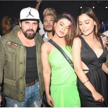 न्यू ईयर सेलिब्रेशन के दौरान राखी और सना ख़ान ने की जमकर मस्ती