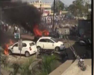 इसी तरह एक और क्रूर नियम दलितों पर थोपा गया था. दलितों को सड़क पर चलते वक्त अपने पीछे एक झाडू बांध कर चलना होता था ताकि वे जिस रास्ते से गुजर रहे हों उसे साफ करते चलें. इन सभी बातों को आप बी आर अंबेडकर की किताब 