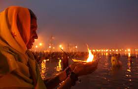 पौष पूर्णिमा के साथ ही संगम पर लगने वाला एक महीने का कल्पवास भी आज से ही शुरू हो गया है. पांच लाख से ज्यादा श्रद्धालु आज से एक महीने तक मेले में गंगा किनारे संयमित जीवन बिताकर पूजा-आराधना करेंगे.