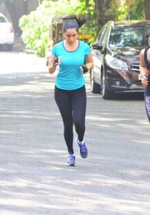 छुट्टियों से वापिस आकर फिट होने में जुटी श्रद्धा कपूर, सड़कों पर दौड़ती दिखीं