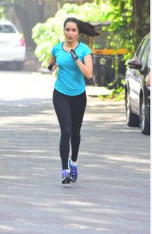 छुट्टियों से वापिस आकर फिट होने में जुटी श्रद्धा कपूर, सड़कों पर दौड़ती दिखीं