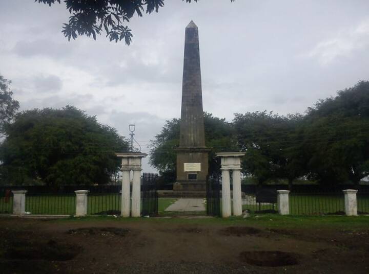 अंग्रेजों ने इस जीत पर इस गांव में विजय स्तंभ बनाया था. 1927 में इस विजय स्तंभ पर बी आर अंबेडकर गए थे. 