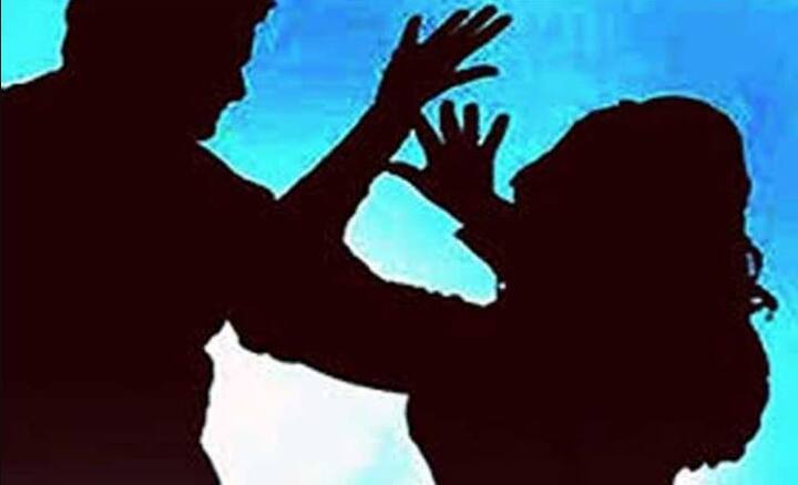 23 जनवरी, 1996 को दिल्ली यूनिवर्सिटी में कानून की तीसरे साल की छात्रा प्रियदर्शिनी मट्टू का उसके एक सीनियर ने बलात्कार करने के बाद हत्या कर दी थी. प्रियदर्शिनी ने पुलिस में शिकायत की थी कि उसका सीनियर संतोष सिंह कई दिनों से पीछा कर रहा था. 