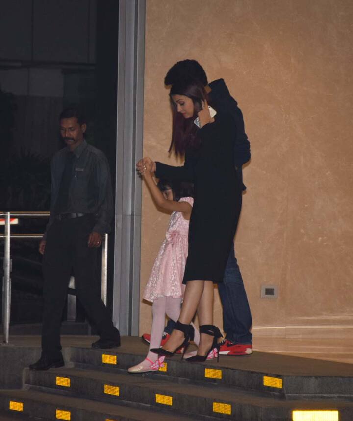 जब ऐश्वर्या-अभिषेक डिनर के बाद घर जा रहे थे उसी दौरान उन्हें क्लिक किया गया. (Photo: Manav Mangalani)