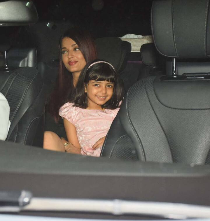 कार में मां के साथ बैठी आराध्या इस दौरान बडे़ ही क्यूट अंदाज में पोज देती नज़र आईँ. (Photo: Manav Mangalani)