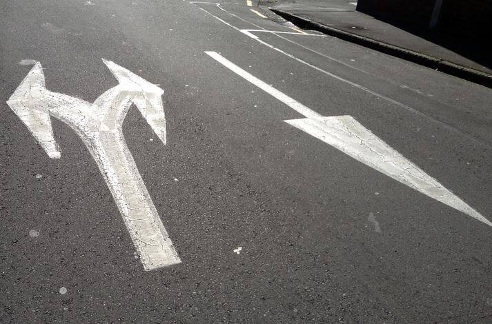 लेन मार्क्स- अगर आपको कुछ भी रोड पर नहीं दि‍खाई दे रहा तो आप लेन मार्क्स को फॉलो करके गाड़ी चलाएं. इसके लिए गाड़ी को लेफ्ट साइड में रखें. ताकि आपको मार्क्स आसानी से दि‍ख जाएं.