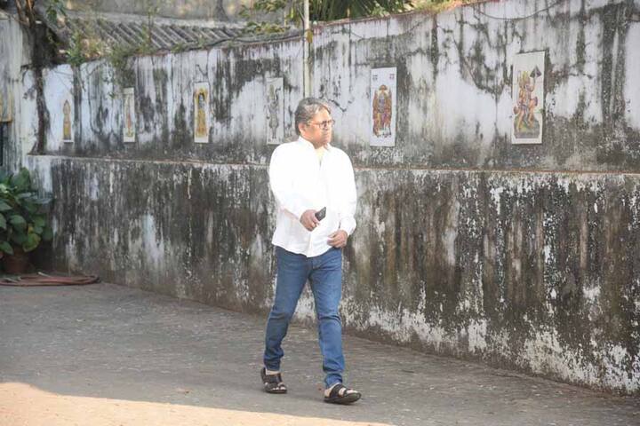 प्रोड्यूसर अश्विन भी यहां निखिल के पिता को श्रद्धांजलि देने पहुंचे.