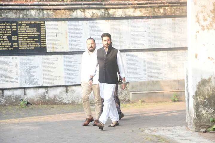 अभिषेक बच्चन भी यहां नज़र आए. 