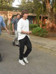 एक्टर निखिल द्विवेदी के पिता का निधन, अंतिम संस्कार में पहुंचे शाहरुख और अभिषेक