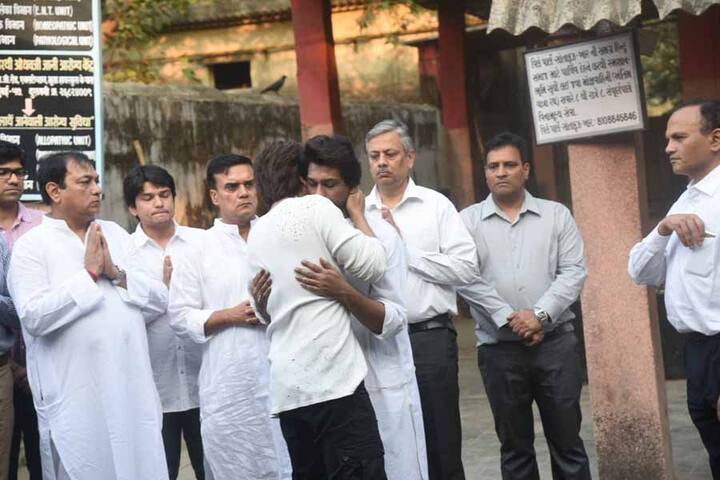शाहरूख खान ने निखिल को गले लगाकर इस दुख की घड़ी में ढ़ाढ़स बधाने का प्रयास.