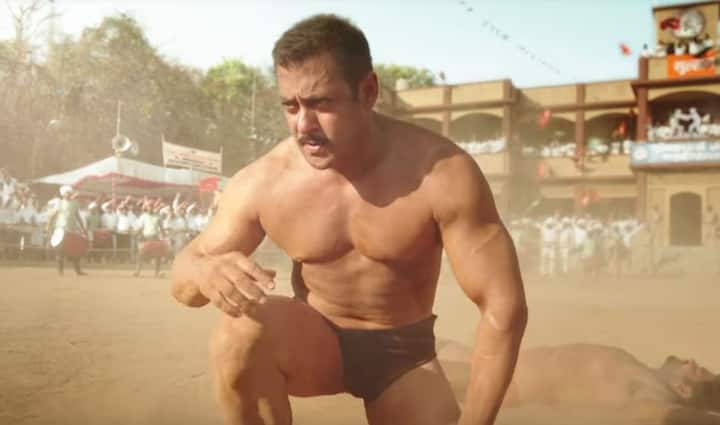 इस लिस्ट में चौथे स्थान पर सलमान की 'सुल्तान' है. फिल्म में अनुष्का शर्मा के साथ सलमान खान नजर आए थे. फिल्म में दोनों ने बॉक्सर की भूमिका निभाई थी. फिल्म ने वर्ल्ड वाइड मिलाकर कुल 585 करोड़ की कमाई थी. 