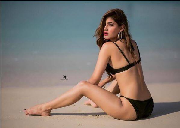 करिश्मा शर्मा अपने हॉट और बोल्ट फोटोशूट से सोशल मीडिया पर खलबली मचा रही हैं. करिश्मा ने इंस्टाग्राम पर अपनी ये तस्वीरें शेयर की हैं.