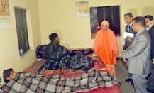 यूपी: रैन बसेरों का निरीक्षण करने पहुंचे सीएम योगी, लोगों से जाना हाल चाल