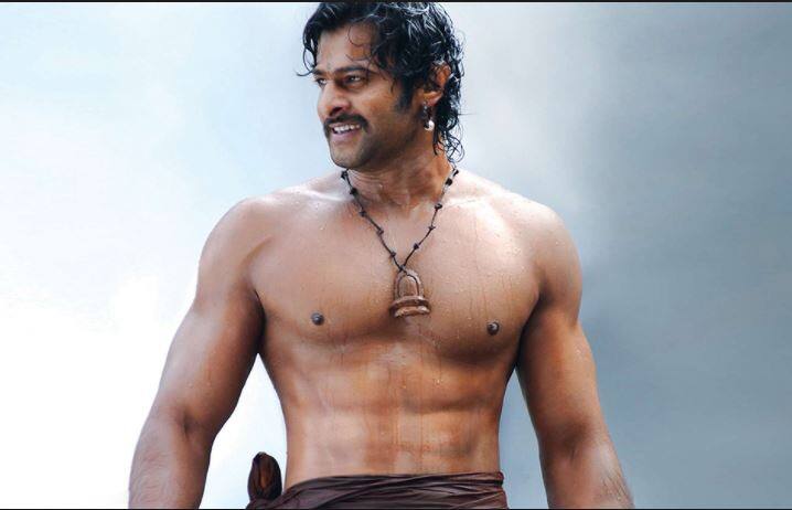 आपको बता दें कि 'बाहुबली 2' के सुपरहिट होने के बाद करन जौहर के घर पर एक पार्टी हुई थी, इस पार्टी में कई बड़े बॉलीवुड स्टार पहुंचे थें. प्रभास ने यहां उसी मुलाकात की बात की है.