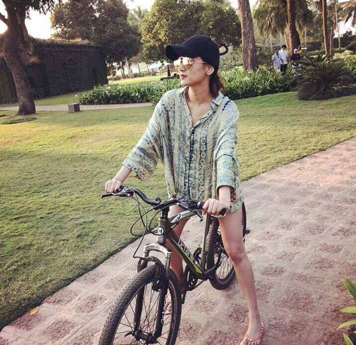 सोनल चौहान फिल्मों में भले ही कुछ खास कमाल न दिखा पाईं हो लेकिन उनके फैंस की कमी नहीं है. सोनल को उनके 28वें जन्मदिन पर 8000 गुलाब के फूल भेजे थे.