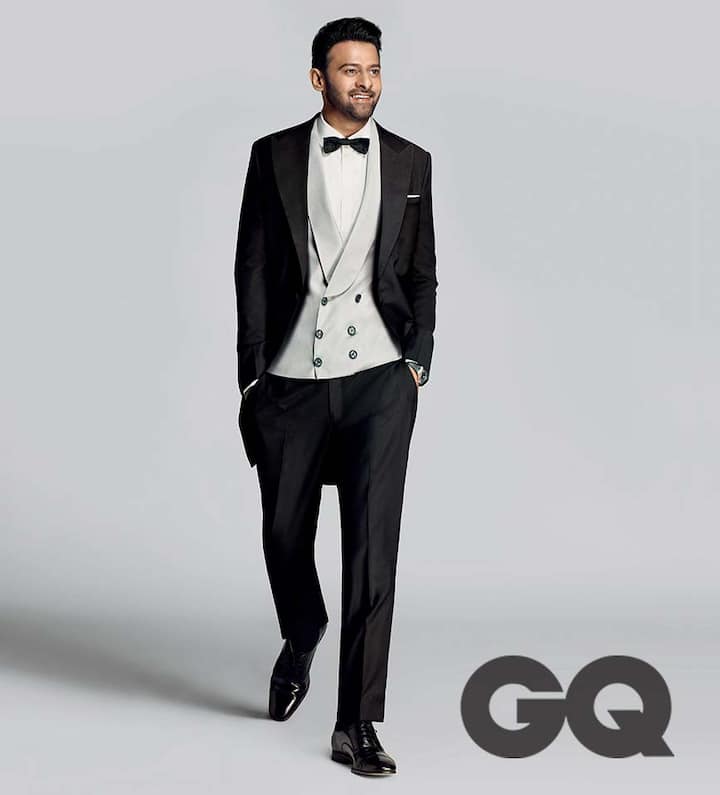 प्रभास के बॉलीवुड डेब्यू की अटकलें काफी समय से चल रही थीं. हाल प्रभास ने एक इंटरव्यू में बताया, ''मैं बहुत सारी हिंदी फिल्में देखता हूं. मैं हैदराबाद में रहता हूं जहां 60 फीसदी लोग हिंदी बोलते हैं. मुझे बॉलीवुड से बहुत अच्छे ऑफर्स मिल रहे हैं. मैंने तीन साल पहले ही एक स्क्रिप्ट के लिए हां की थी. ये एक लव स्टोरी है जिस पर मैं 'साहो' को पूरा करने के बाद काम शुरू करूंगा.'' (Photo: GQ India)