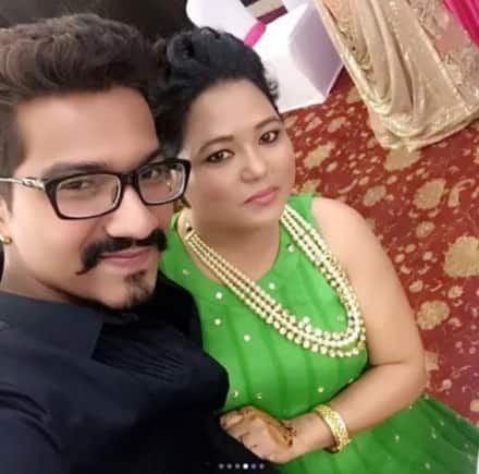 अगर आप ये तस्वीरें देख रहे हैं तो आप के दिमाग में सबसे पहले यही बात आई होगी कि ये और कोई नहीं बल्कि कॉमेडियन भारती सिंह हैं और वे अपने पति हर्ष के साथ खड़ी हैं. लेकिन ऐसा नहीं हैं ये भारती सिंह नहीं बल्कि उनकी बड़ी बहन पिंकी हैं.