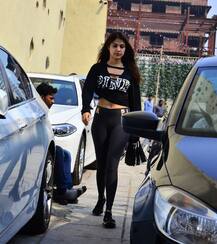 गुलाबी ठंड में जिम के लिए निकलीं रेहा चक्रवर्ती, कैमरे में हुईं कैद