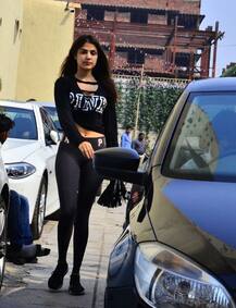 गुलाबी ठंड में जिम के लिए निकलीं रेहा चक्रवर्ती, कैमरे में हुईं कैद