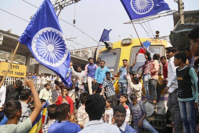 Bhima Koregaon Violence भीमा कोरेगांव हिंसा: जिग्नेश-उमर खालिद पर FIR दर्ज, शिवसेना बोली- ‘अदृश्य शक्ति के कारण हुआ हंगामा’