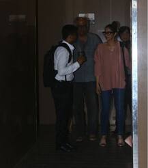 Photos: मम्मी-पापा के साथ जाह्नवी ने देखी मूवी, ईशान खट्टर भी थे मौजूद