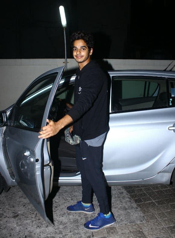 वहीं ईशान खट्टर भी इस दौरान नजर आए. कैमरा को देककर कर स्माइल करते ईशान. (तस्वीर: मानव मंगलानी)