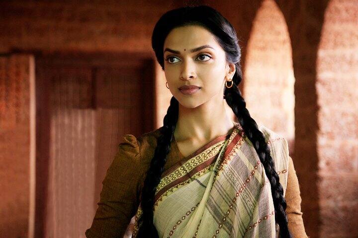 साल 2010 दीपिका, अभिषेक बच्चन के साथ फिल्म ‘खेलें हम जी जान से’ में नजर आईं. ये एक पीरियड ड्रामा फिल्म थी. फिल्म तो नहीं चली, लेकिन दीपिका की अदाकारी की खूब तारीफ हुई. इसमें उनका सादा अंदाज लोगों को पसंद आया था.