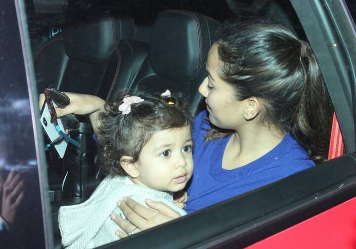 उस तस्वीर में मीशा अपनी दादी से डांस क्लास ले रही थीं. (तस्वीर: मानव मंगलानी)