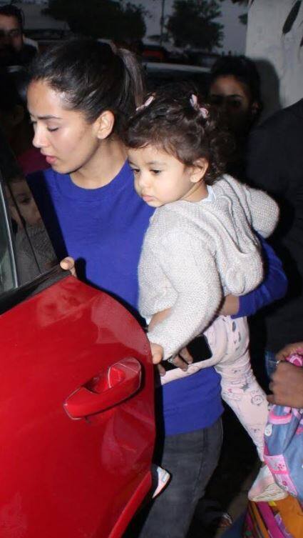 हाल ही में शाहिद कपूर ने अपने एक इंटरव्यू में पहली बार पिता बनने के बाद के अनुभवों के बारे में बात करते हुए बताया था कि ये उनकी लाइफ का सबसे अनूठा और खूबसूरत अनुभव है. (तस्वीर: मानव मंगलानी)