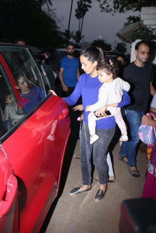 मीशा को देखते ही उनमें कई गुना उत्साह आ जाता है. शाहिद ने बताया था कि वो कैसे मीशा के साथ हाथेली और घुटनों से जमीन पर खेलते हैं. उन्हें मीशा के साथ वक्त बिताना सबसे ज्यादा पसंद हैं. (तस्वीर: मानव मंगलानी)