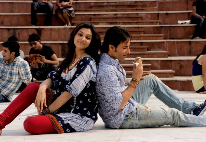 साल 2009 में रिलीज हुई दीपिका पादुकोण और सैफ अली खान की सुपरहिट फिल्म 'लव आज कल' को भी दर्शकों ने काफी पसंद किया था. फिल्म के गानों से लेकर कहानी तक रिव्यू में सभी चीजों की तारीफें की गई थी. इस फिल्म ने बॉक्स ऑफिस पर 68 करोड़ रुपए की कमाई की थी. 