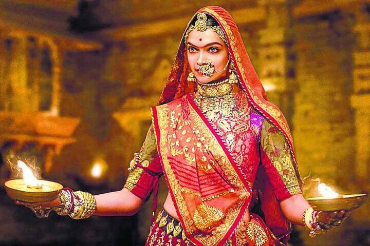 दीपिका जल्द ही पद्मावती में नज़र आएंगी. इस फिल्म को लेकर पिछले साल से ही विवाद हो रहा है. सेंसर बोर्ड ने इस फिल्म के डायरेक्टर संजय लीला भंसाली से फिल्म का नाम बदलने और कुछ सीन्स हटाने के लिए कहा है. इसके अलावा इस फिल्म के गाने घूमर में भी बदलाव करने के लिए कहा है. ये सारे बदलाव होने के बाद इस फिल्म के रिलीज डेट की घोषणा की जाएगी. फिल्म के ट्रेलर से तो यही लग रहा है कि इस फिल्म में भी दीपिका अपनी एक्टिंग से सभी को दीवाना बना देंगी.