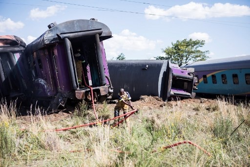 South Africa: Train Collides with a Truck, 18 dead and 254 injures दक्षिण अफ्रीका: ट्रक से टकरायी ट्रेन, 18 लोगों की मौत और 254 घायल