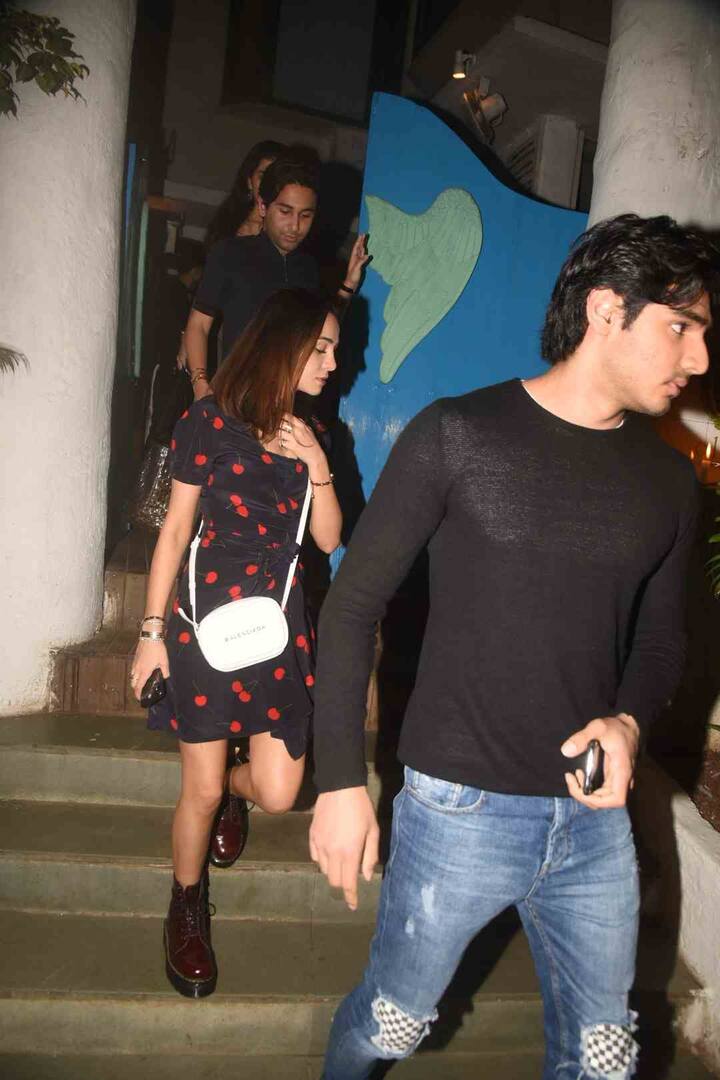 सारा के साथ इस बार पार्टी में सुनील शेट्टी के बेटे आहान शेट्टी भी स्पॉट किए गए. उम्मीद की जा रही है कि आहान भी जल्द बॉलीवुड में कदम रख सकते हैं. 