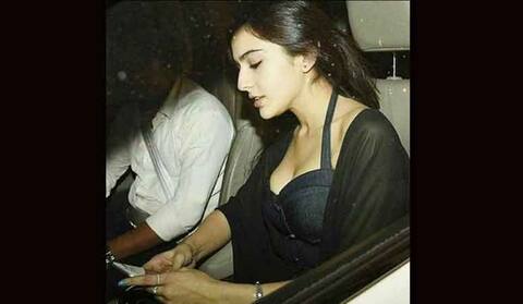 सुनील शेट्टी के बेटे संग हैंगआउट करती दिखीं सारा अली ख़ान सुनील शेट्टी के बेटे संग हैंगआउट करती दिखीं सारा अली ख़ान