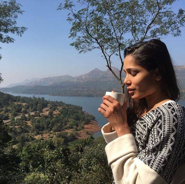 स्लमडॉग मिलियनेयर जैसी चर्चित फिल्म में मुख्य भुमिका निभाने वाली अदाकारा फ्रीडा को इस तस्वीर में पानी के बीचो-बीच एक्सरसाइज करते आप देख सकते हैं. 