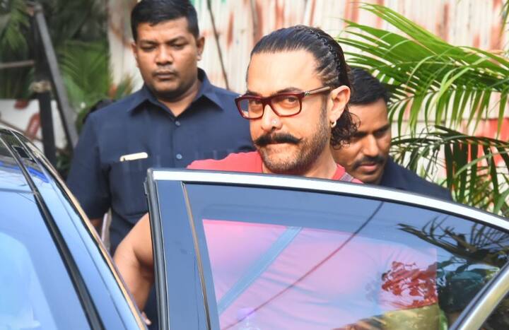 नाक के साथ-साथ आमिर ने कानों में बाली और बड़े बालों को संभालने के लिए बैंड भी लगाया हुआ था. (तस्वीर: मानव मंगलानी)