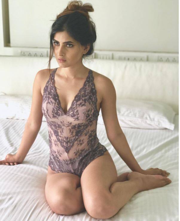  ये पहली बार नहीं है जब करिश्मा इतने हॉट अवतार में दिखी हैं. इससे पहले भी करिश्मा की हॉट तस्वीरें समय-समय पर सोशल मीडिया पर काफी वायरल होती रही हैं.