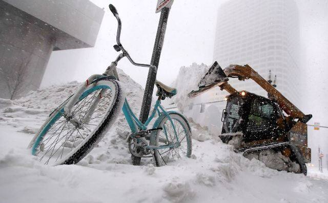 अमेरिका में भारी बर्फबारी: इमरजेंसी घोषित, बॉम्ब तूफान ने रोक दी न्यूयॉर्क की रफ्तार