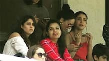 टेस्ट मैच के दौरान हसबैंड विराट को चियर्स करती दिखीं अनुष्का शर्मा, तस्वीरें वायरल