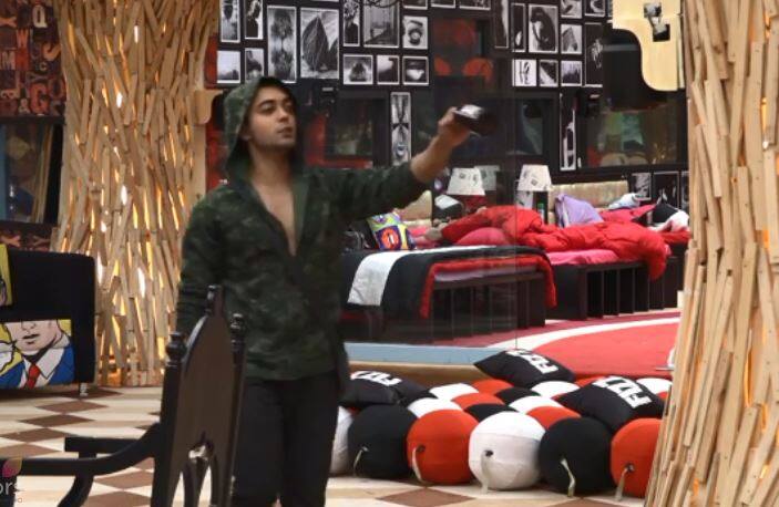 पुनीश शर्मा ने भी लव की बात मानते हुए कहा, ''मुझे तो शुरू से ही लग रहा है कि शिल्पा ही जीतने वाली है.'' बता दें कि ऑनलाइन वोटिंग के लिए भी शिल्पा शिंदे जब भी नॉमिनेट हुईं हैं तो उन्हें दूसरे कंटेस्टेंट्स के मुकाबले कहीं ज्यादा वोट मिले हैं.