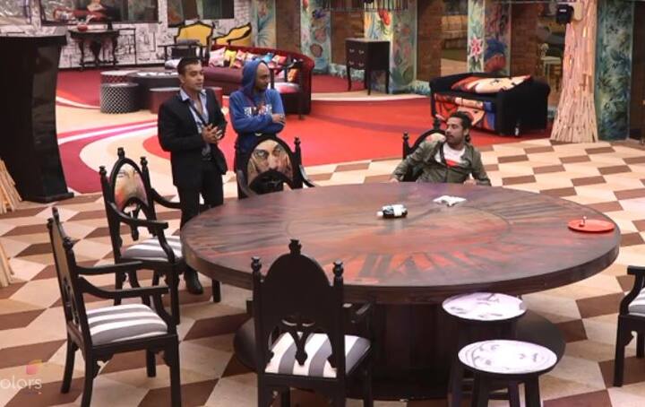 मॉल में हुई वोटिंग के दौरान शिल्पा शिंदे के फैंस उन्हें सपोर्ट करने के लिए पहुंचे थे. विकास गुप्ता और हिना खान को भी सपोर्ट करने के लिए भारी तदाद में लोग थे, पर शिल्पा शिंदे के मुकाबले उनकी संख्या काफी कम रही. लव त्यागी ने मॉल से वापस आने के बाद आकाश और पुनीश शर्मा को बताया कि ''शिल्पा शिंदे इस सीजन की विजेता बनेंगी.''