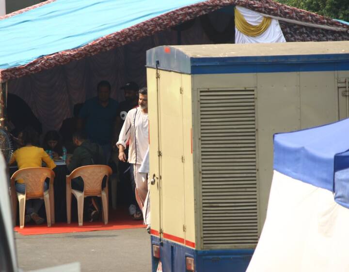 सामने आईं तस्वीरों से ये तो साफ ही कि फिल्म में अनिल कपूर कैदी की भूमिका में नजर आने वाले हैं. (तस्वीर: मानव मंगलानी)