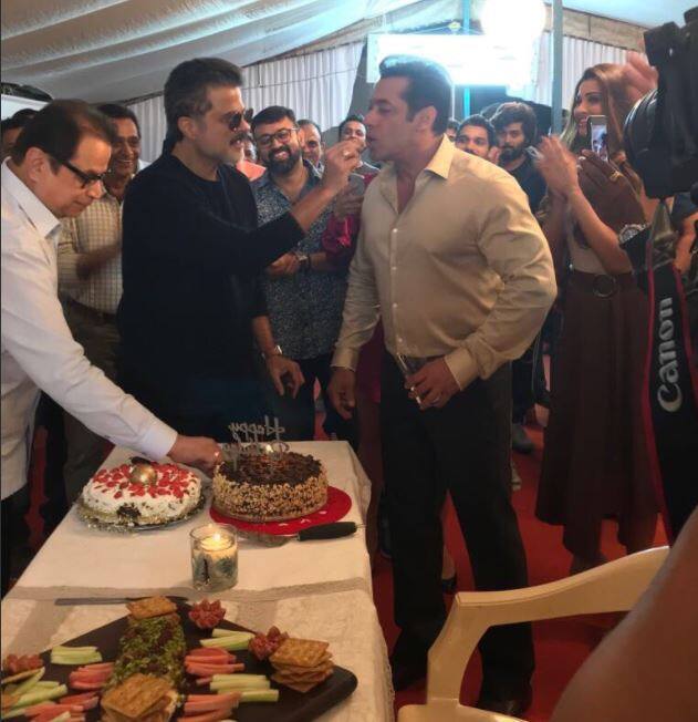इससे पहले 'रेस 3' के सेट पर अनिल कपूर का जन्मदिन भी मनाया जा चुका है जिसकी तस्वीर अनिल कपूर ने सोशल मीडिया पर पोस्ट की थी. (तस्वीर: मानव मंगलानी)