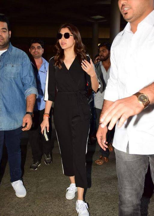 anushka sharma came back mumbai from south africa पति विराट कोहली को साउथ अफ्रीका में छोड़ मुंबई लौटीं अनुष्का शर्मा, देखें तस्वीरें