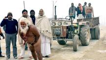 शरीर के इस नाजुक अंग से बाबा ने खींचा ट्रैक्टर, तस्वीर हो रही है वायरल