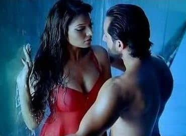 बताया जाता है कि इसी कारण से जॉन और बिपाशा के बीच दूरियां आ गई थी जिसके कारण दोनों ने ब्रेकअप करते हुए अपना रिश्ता खत्म कर दिया था.