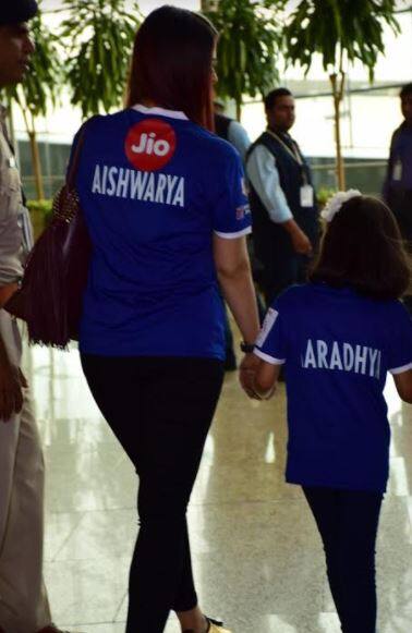 इसमें अंतर करने के लिए दोनों की शर्ट पर इनके नाम लिखे हुए थे. ऐश्वर्या की टी शर्ट पर अंग्रेजी में ऐश्वर्या और आराध्या की टी शर्ट पर अंग्रेजी में आराध्या लिखा हुआ था. (तस्वीर: मानव मंगलानी)